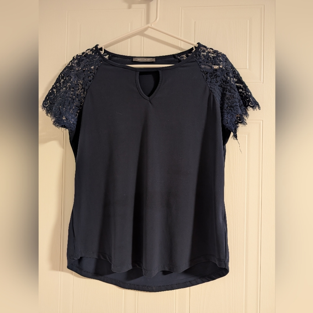 Suzy shier tshirt lace sleeves